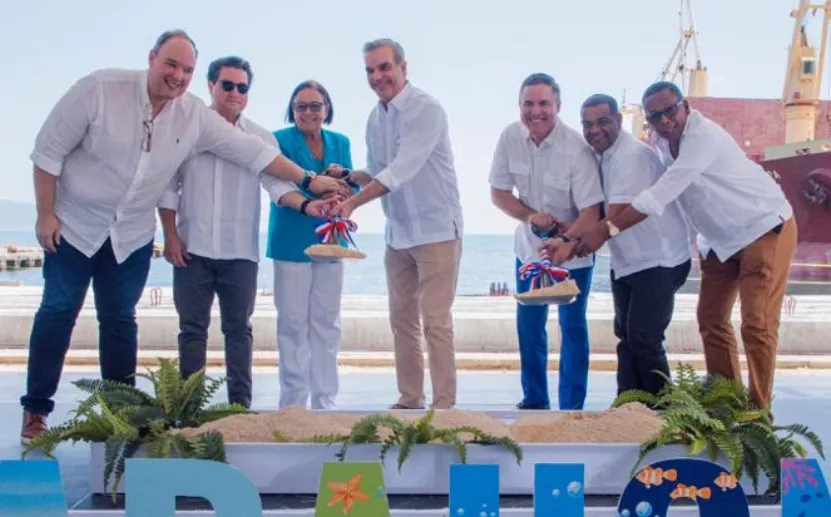 Abinader durante el palazo que inició construcción muelle.