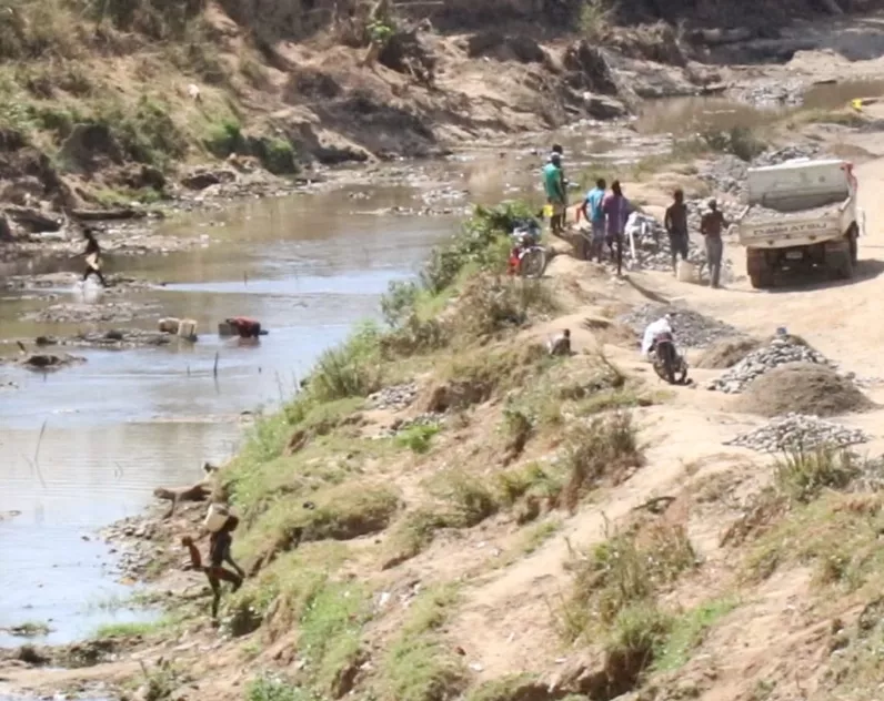 El agregado sacado del río  es  transportada en un camión.