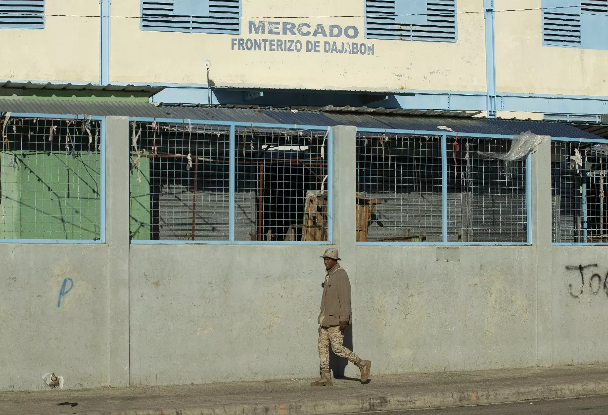 Regalar gallinas para no perder dinero alimentándolas, consecuencia del cierre fronterizo