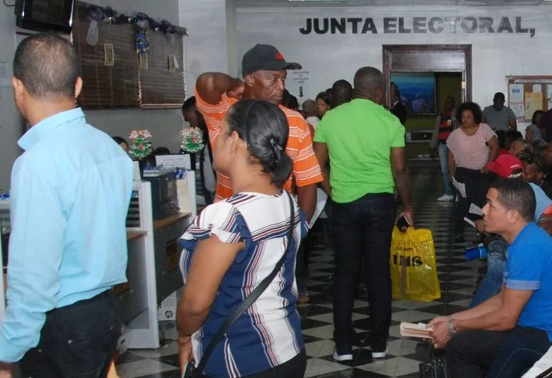La JCE dispuso de otros lugares para ofrecer los servicios.