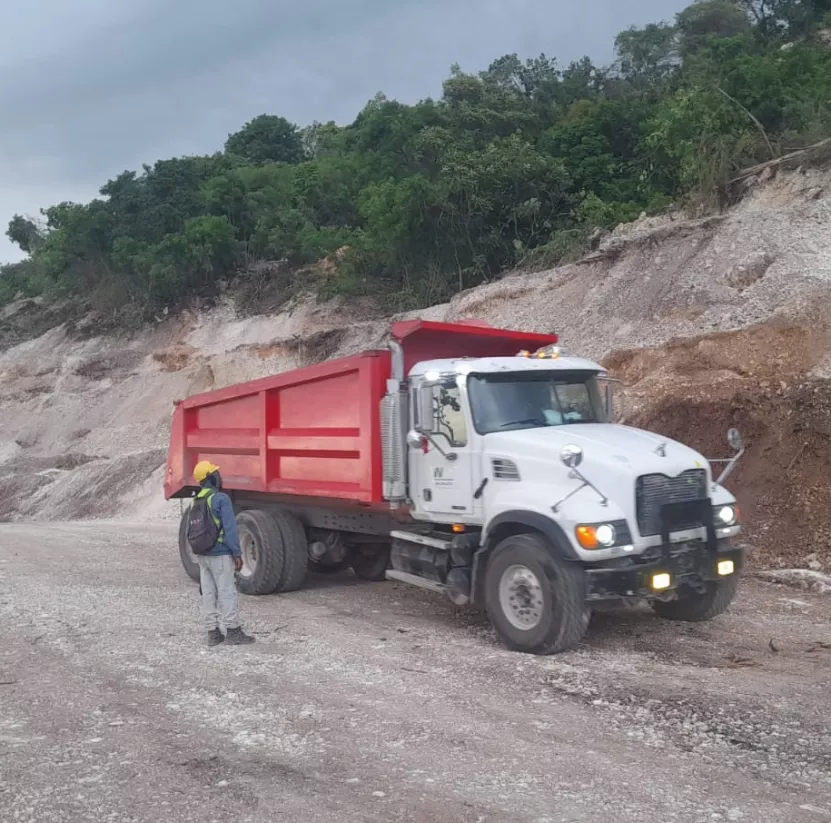Un camión de volqueta corre por el paso rehabilitado.