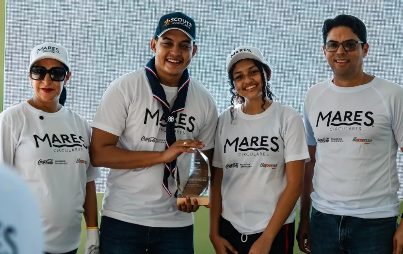 Parte de los promotores y participantes en limpieza de playa.