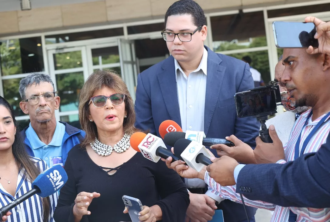 Representantes  de organizaciones  depositan un recurso.