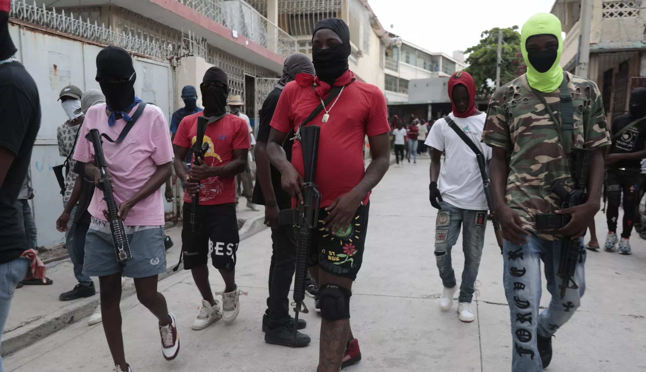 Las  bandas haitianas controlan Puerto Príncipe y otras zonas aledañas utilizando la violencia armada.   fuente externa