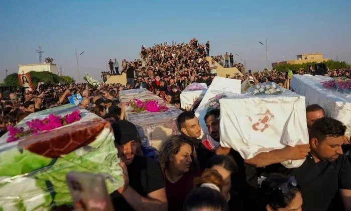 Misa multitudinaria por las víctimas del incendio en una boda en Irak