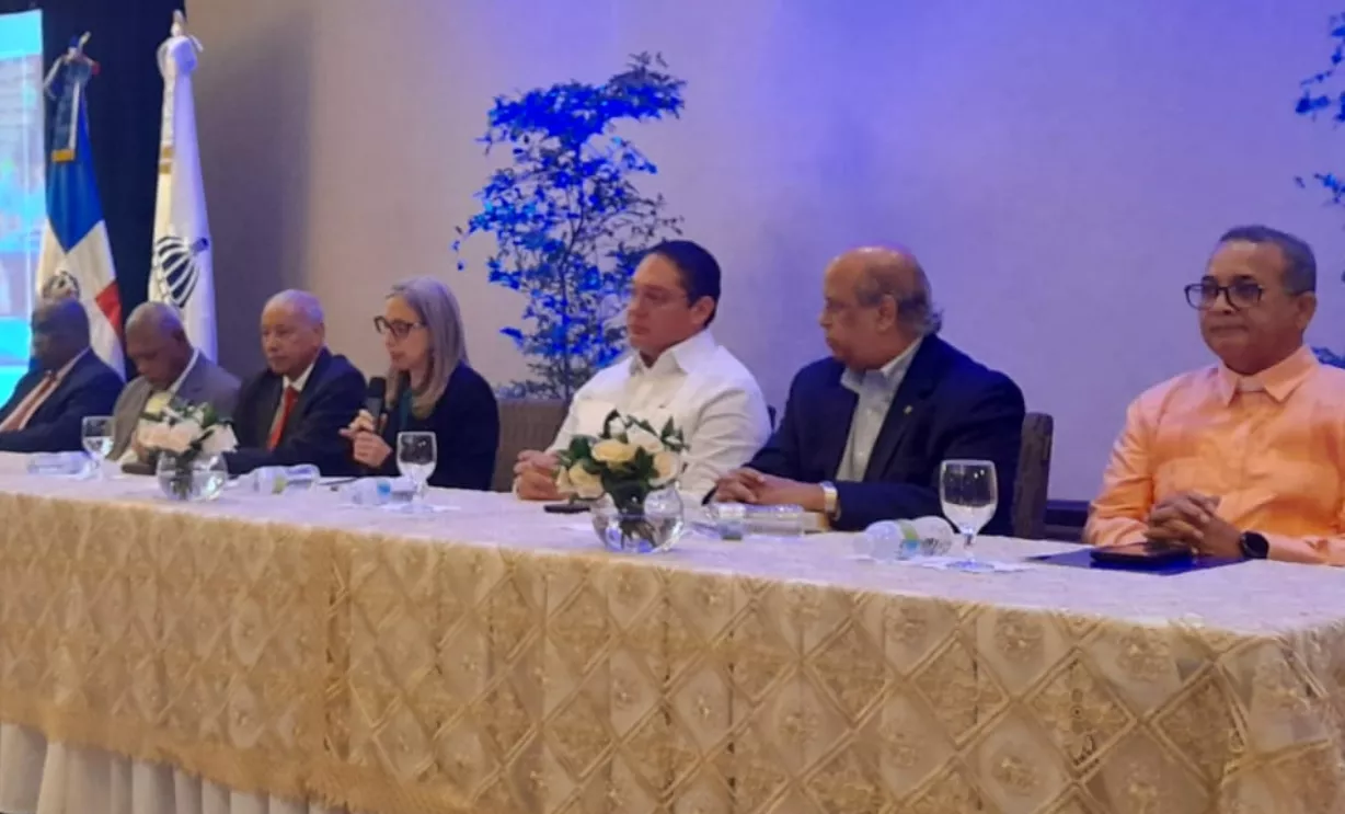 Ancell Scheker  junto a representantes de entidades participantes en elaboración libros.