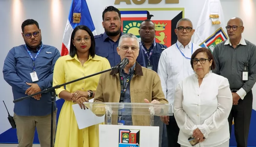 Manuel Jiménez en  rueda de prensa donde hizo el anuncio.
