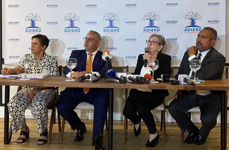 Pablo Cuello, presidente ADIERD, y  otros directivos.
