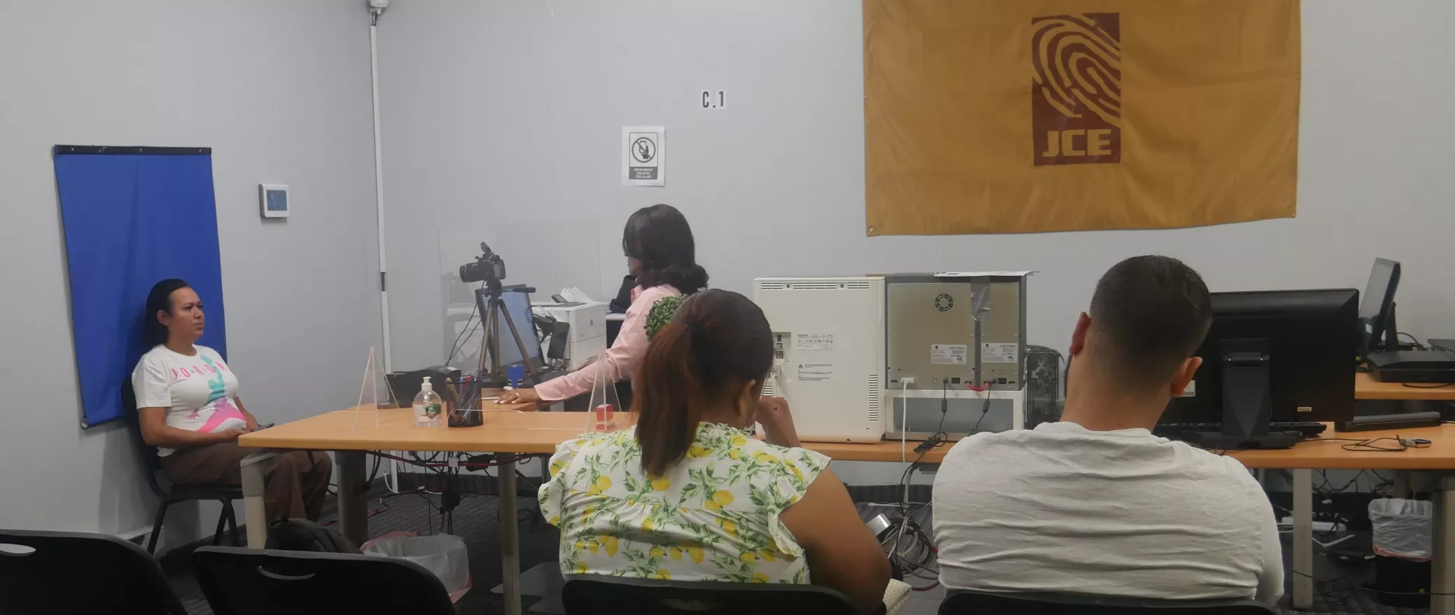 Cualquier persona que acuda a la Junta Central Electoral en sus distintas oficinas en los Estados Unidos es motivada a empadronarse.  dayana acosta