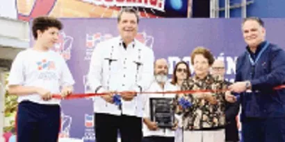 Directivos del instituto cortan la cinta inaugural.