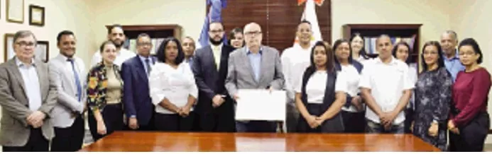 Roberto Cassá, al centro en compañía de colaboradores del AGN.
