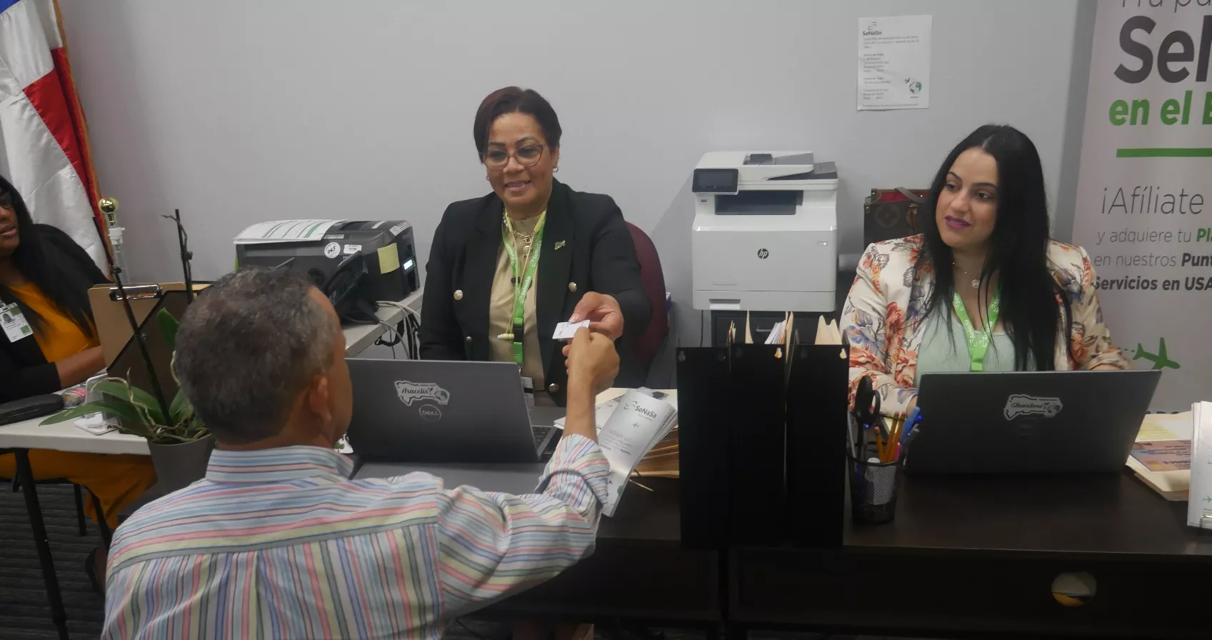 Momentos en que usuario adquiere su Plan Larimar en el consulado de  Philadelphia .  Dayana Acosta