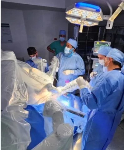 Pablo Mateo realiza su primera cirugía consola robótica.