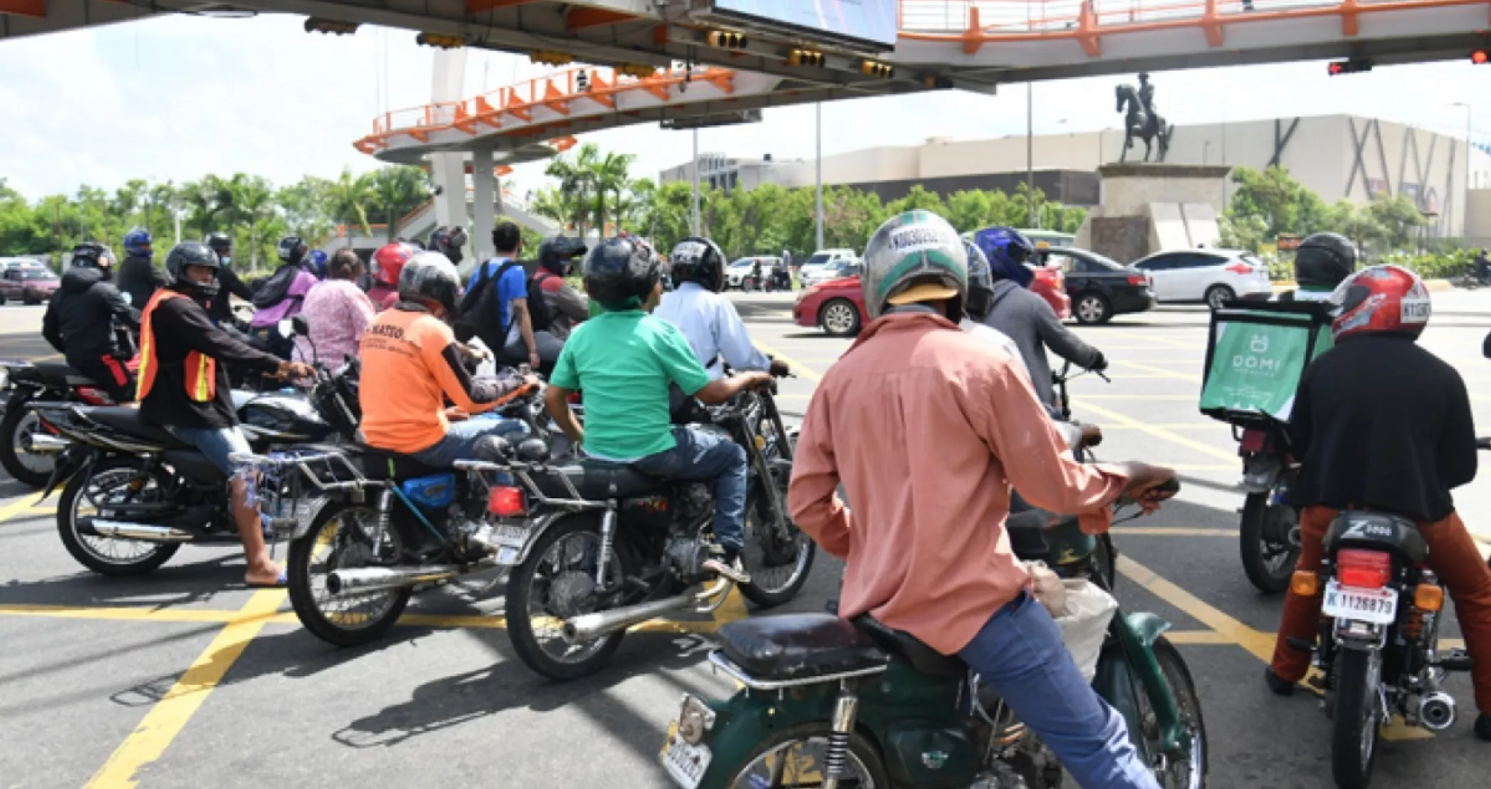 Propietarios de cafeterías, motoconchos, puestos de empanadas, banqueras y vendedores ambulantes, mercado de prestamistas informales.