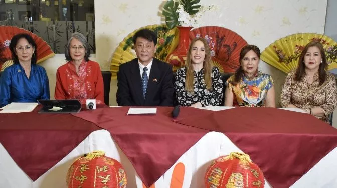 Violeta Joa, Clara Joa, Li Guoying, Henya Tejeda, Gionguey Sang y Kenia Chez.
