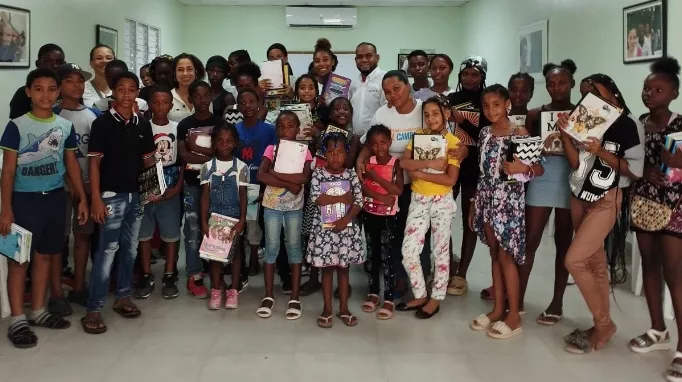 Niños de Boca Chica reciben útiles escolares.