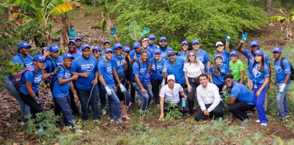 Parte de sus colaboradores realizan labores de  reforestación en La Cuaba.