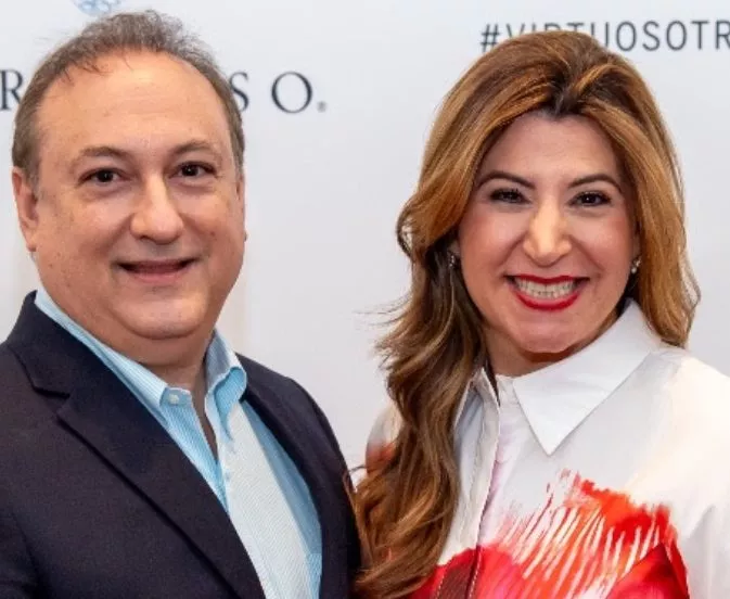 Laura Asilis recibe la distinción.