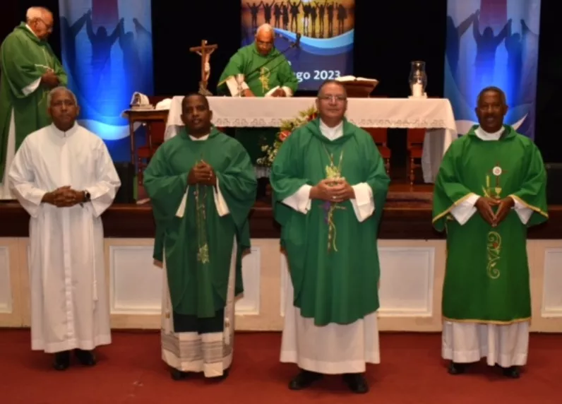 Los párrocos durante el servicio religioso.
