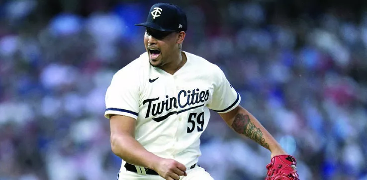 El dominicano Jhoan Durán celebra, luego de ponchar a Matt Chapman, de Toronto.  Ap