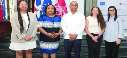 Gabriela Matos, Lutty Suero, Melvin Asín, Alba Rodríguez y Olga Diná.