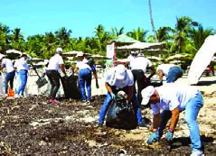 Voluntarios de CAEI limpian playa Caribe.