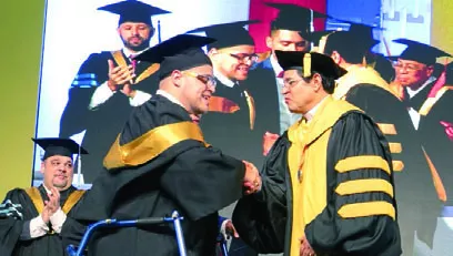 Ambiorix Jiménez, subió a recibir su título universitario.