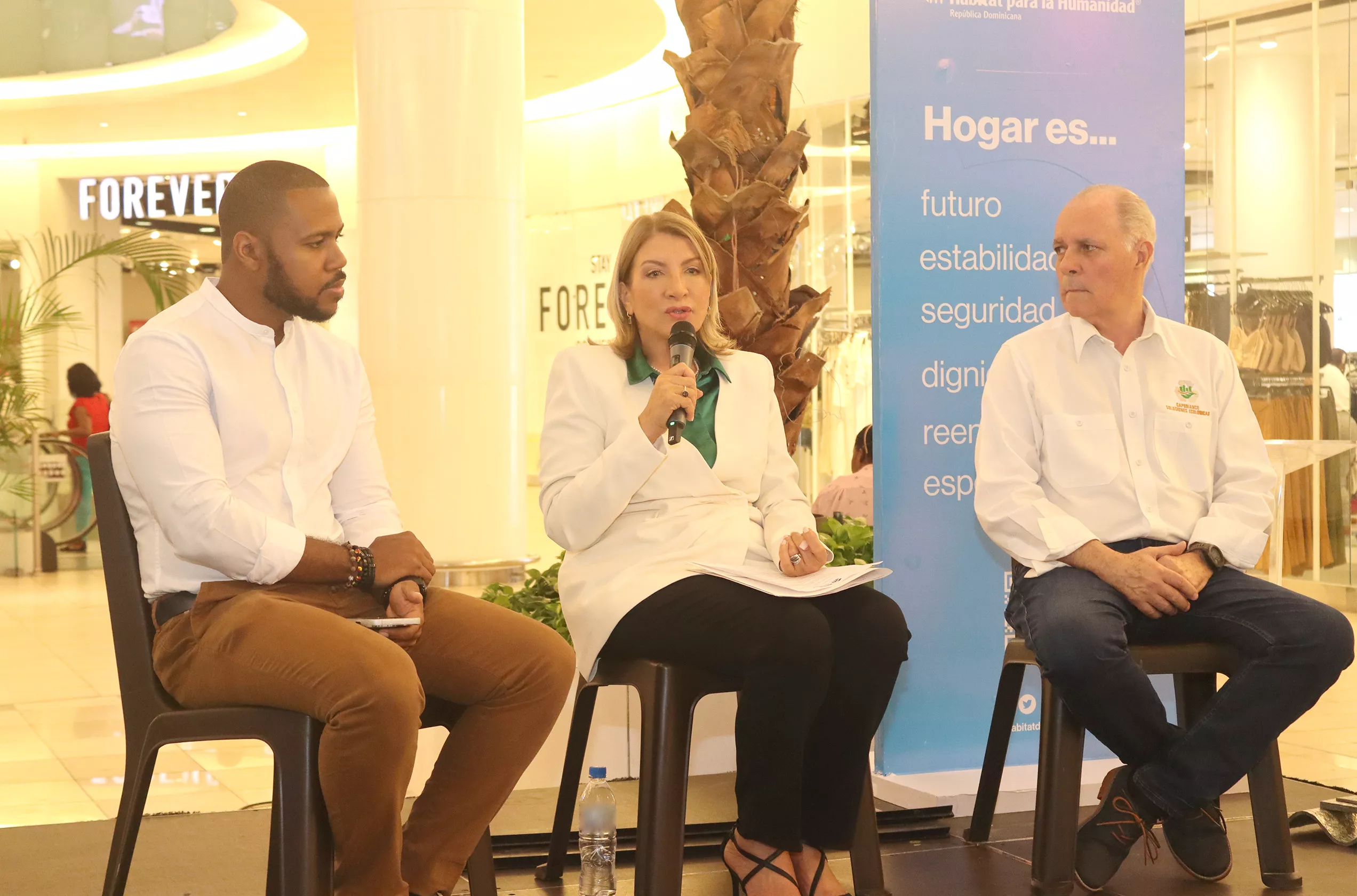 1-Francis Medina, Cesarina Fabian y Nino Capobianco durante realizó un conversatorio sobre