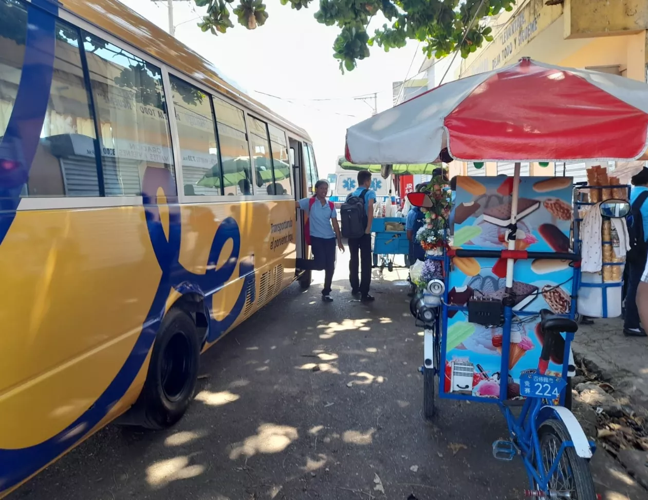 Autobuses pasan por los   frentes de escuelas como la de Santa Rosa de Lima, y están  obstruidos .