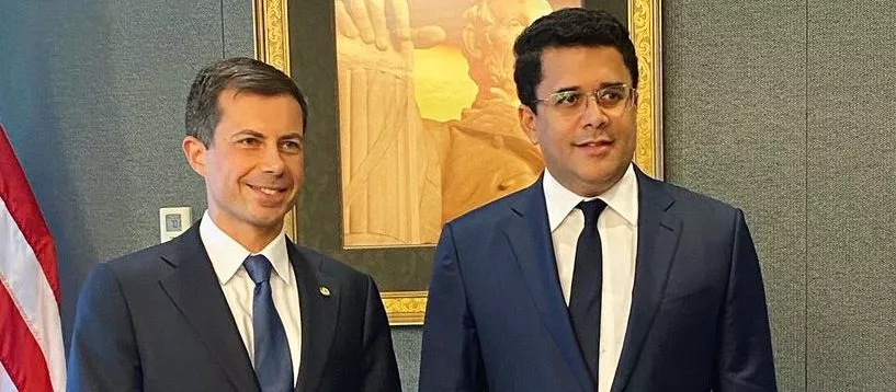 Peter Buttigieg, secretario de Transporte,  y David Collado.