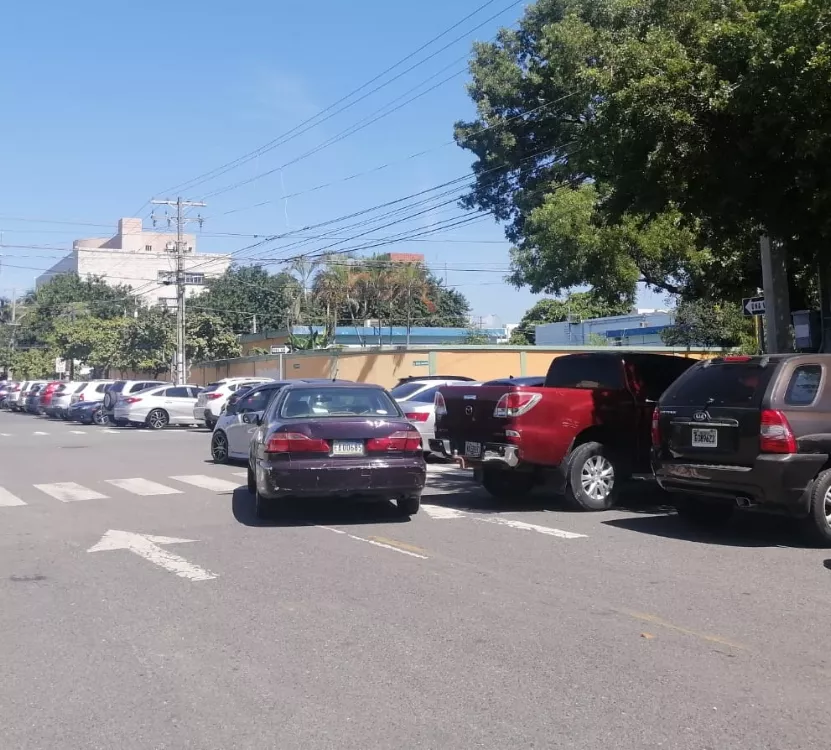Frente a la   Alcaldía del Distrito   estacionan en las esquinas.