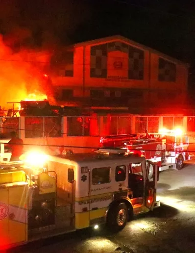 El fuego provocó pérdidas en mercancías.