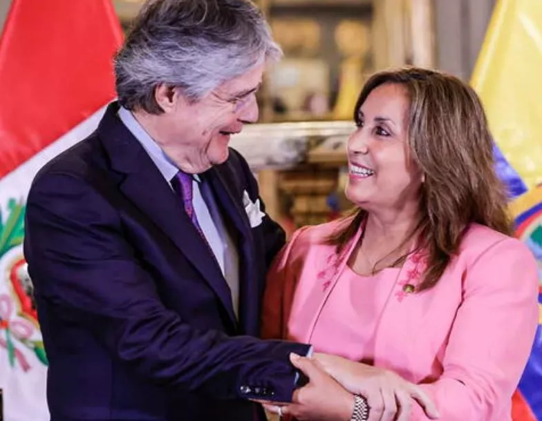 Los presidentes Guillermo Lasso y Dina Boluarte.