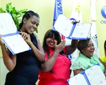 Mujeres muestran la satisfacción por el logro.