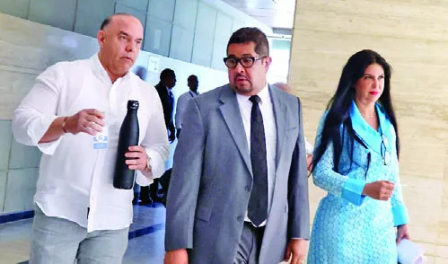 La diputada, Rosa Amelia Pilarte junto a su abogado y esposo.