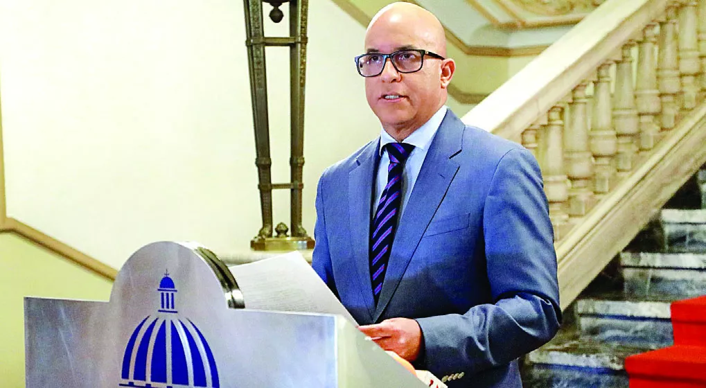 Homero Figueroa, vocero de la Presidencia, leyó anoche las medias adoptadas en la reunión de emergencia.