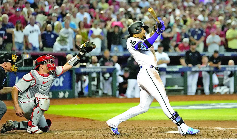 Ketel  Marte ejecuta el swing con el que disparó el hit ganador para Arizona en la baja de la  novena contra los Filis.  Ap
