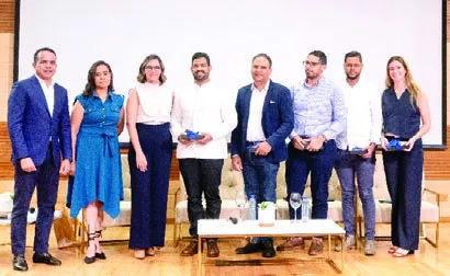 Panelistas junto a directivos de Aprocovici.