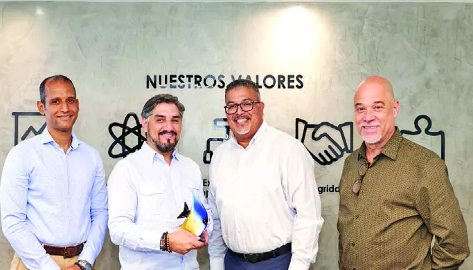 Ejecutivos InterEnergy y ELMAR, después de la firma del acuerdo.