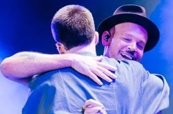 Residente y Wos se abrazan en Colombia.