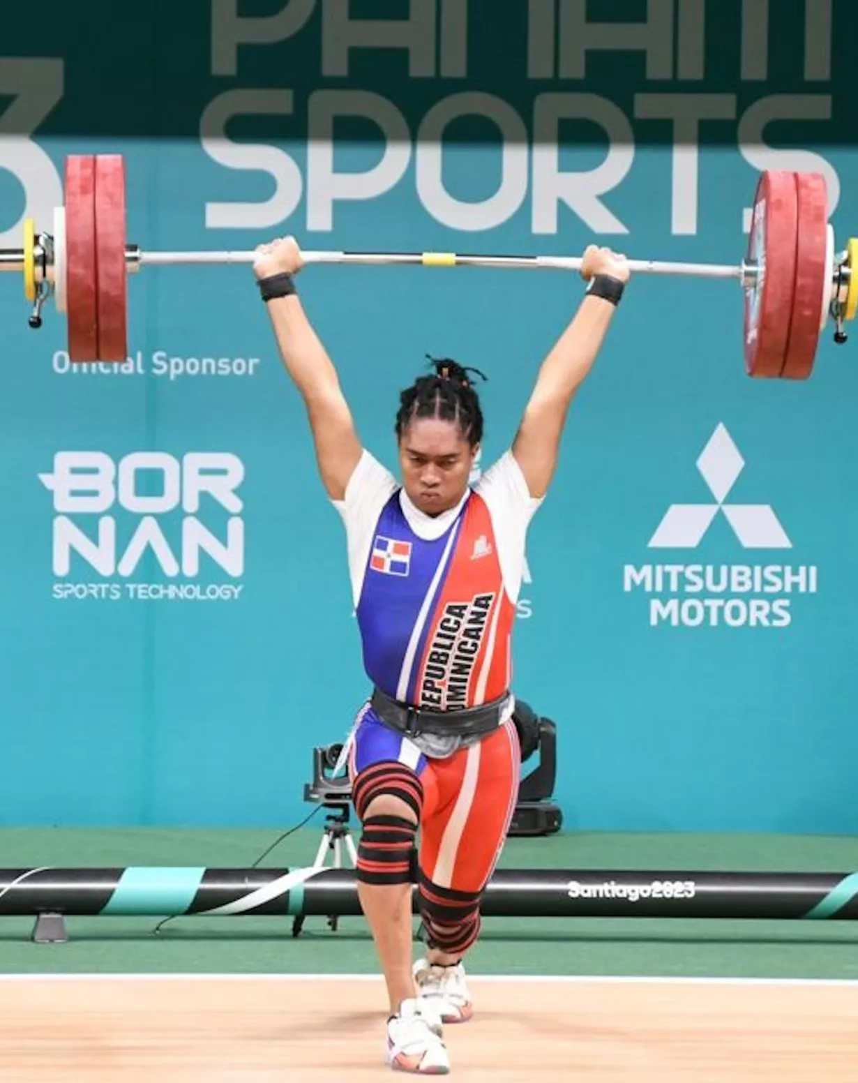 Yudelina Mejía realiza alzada que le dio primera medalla en Juegos Panamericanos.  fuente externa