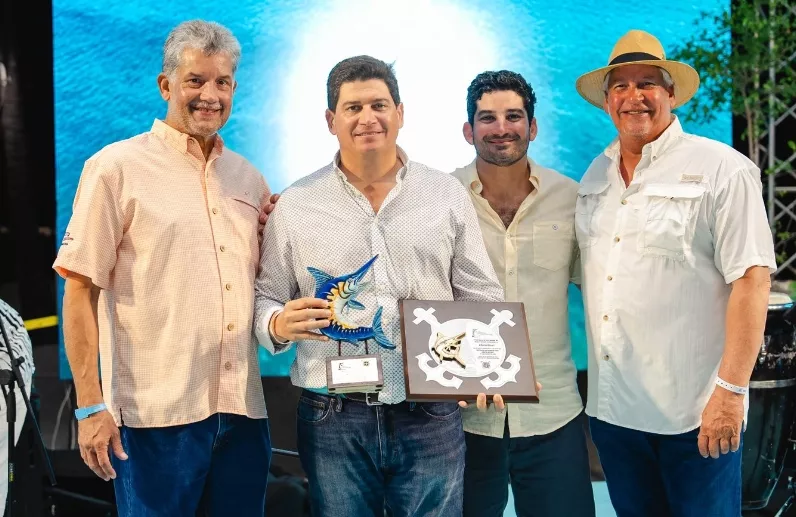 Acto de premiación a uno de los ganadores del torneo.