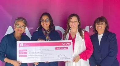 Representantes de las entidades con el donativo.
