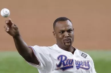 Adrián Beltré lanzó primera bola Juego 2 Serie Mundial.