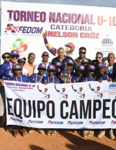 Los representantes de La Romana festejan por el triunfo.