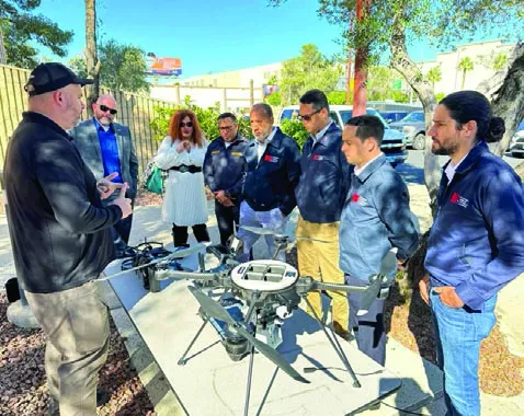 Delegados dominicanos reciben explicaciones ante un dron.