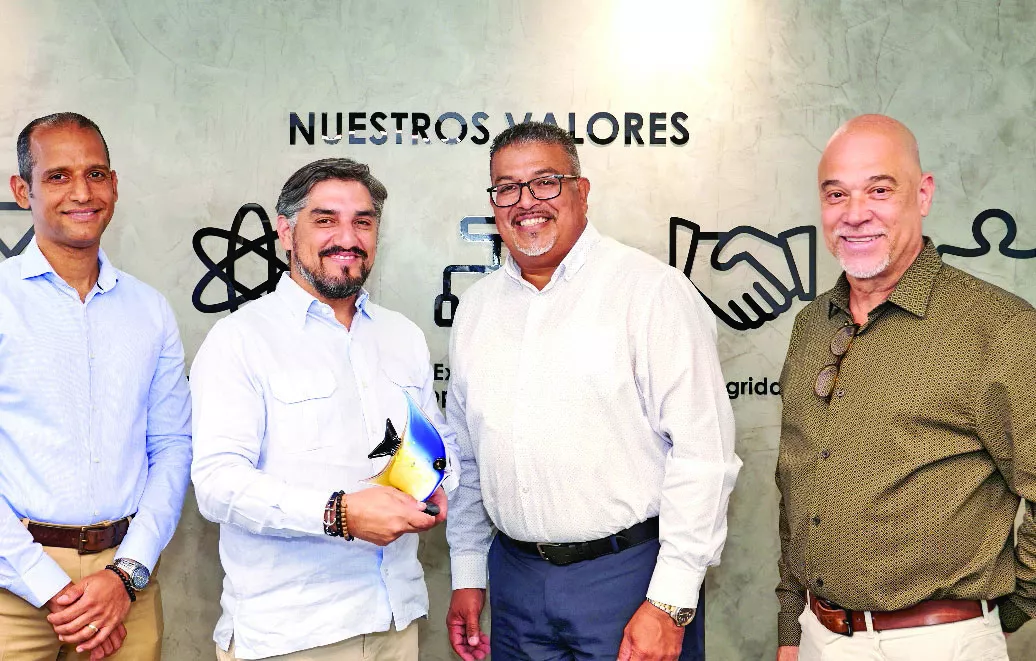 Ejecutivos InterEnergy y ELMAR, después de la firma del acuerdo.