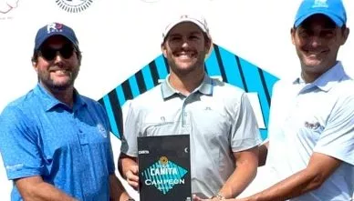 Enrique Valverde  y Andrea Attus premian a Pumarol,
