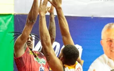 Yasiel Pérez, de San Sebastián, encesta dos puntos.