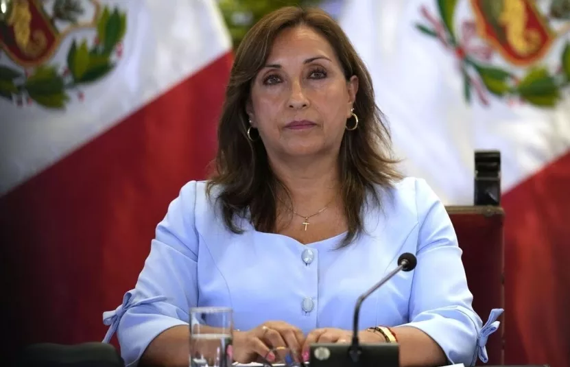 Dina Boluarte viaja  al extranjero sin tener vicepresidente.
